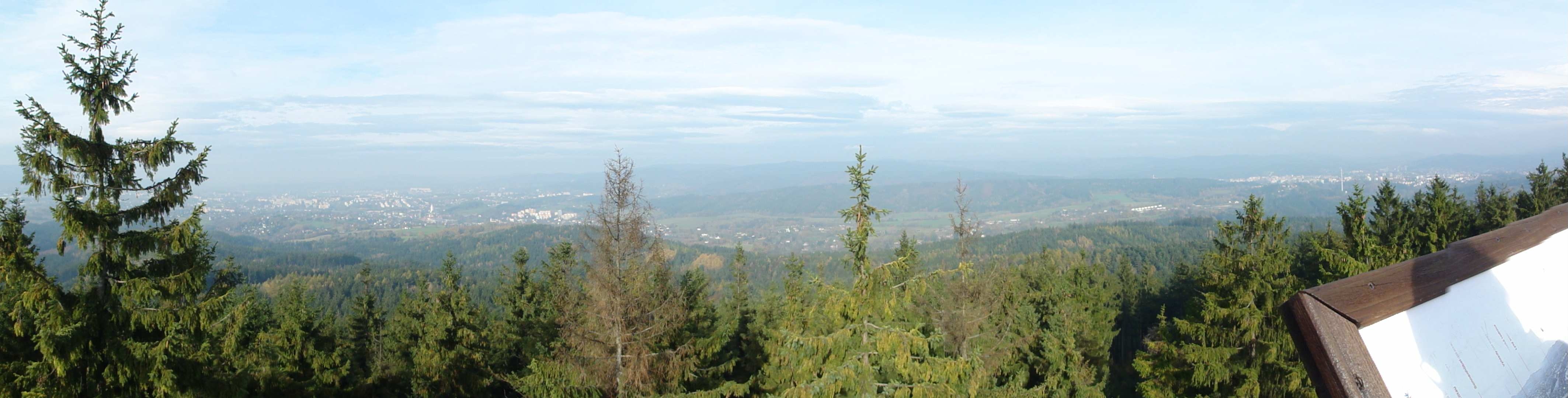 Vlevo Liberec, vpravo Jablonec nad Nisou (výhled z rozhledny Císařský kámen)