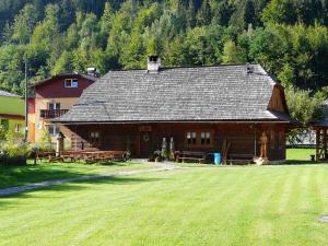 Lomňanské muzeum (replika staré školy z roku 2008, originál je od roku 1974 ve skanzenu v Rožnově pod Radhoštěm) 