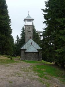 Kaple sv. Anny nedaleko turistické chaty Kozubová (1936-7, 982 m n.m.)