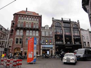 Další příklady moderní architektury v Den Haagu: vlevo budova Holandských železnic (Hollandsche IJzeren Spoorwegmaatschappij, 1910, racionalismus) a vpravo obchodní dům firmy Schroder postavený ve stylu vídeňské secese (1906)