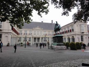 Palác Noordeinde (1625-47) s jezdeckou sochou Viléma II. Oranžského, úřad nizozemského krále, Den Haag