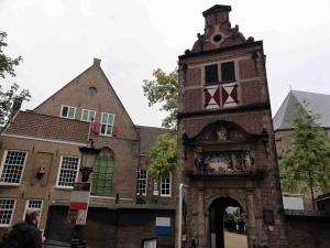 Muzeum Gouda sídlí v bývalém klašteře sv. Kateřiny a má poněkud bizarní výzdobu, vpravo Lazarova brána (konec 16.st.)