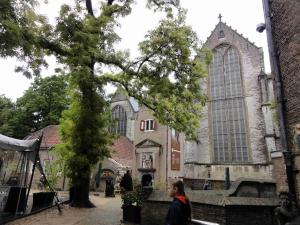 Pohled na Sint Janskerk od goudského muzea