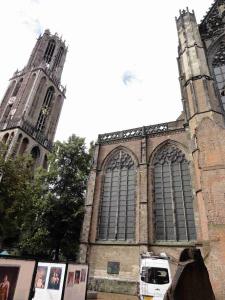 Věž Domtoren stojí odděleně od zbytku dómu od roku 1674, kdy část dómu strhla bouřka, Utrecht 