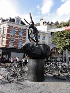 Socha Thinker on a Rock na náměstí Neude, autor Barry Flanagan (sochy existují 4, 3 zbývající se nacházejí v USA), Utrecht