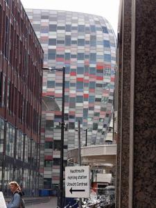 Moderní architektura poblíž vlakového nádraží (část nákupního centra Hoog Catharijne), Utrecht