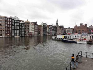 Gracht Damrak (Dam=hráz) před centrálním vlakovým nádražím, Amsterdam