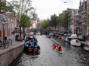 Gracht Oudezijds Voorburgwal s mostem Armbrug, Amsterdam