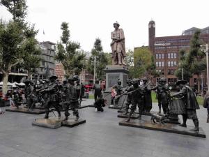 Náměstí Rembrandtplein se sochou Rembrandta (1852) a oživenou Noční hlídkou (2005), Amsterdam