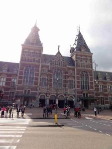 Rijksmuseum (1885, po desetileté rekonstrukci otevřeno opět od roku 2013), k vidění jsou tu umělecké a historické sbírky, Amsterdam