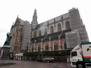 A znovu kostel Sint Bavokerk (1370-1520) na náměstí Grote Markt, Haarlem