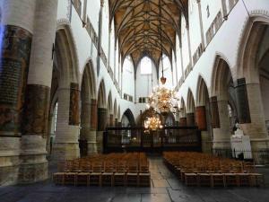 Interiér kostela Sint Bavokerk s polychromovanými sloupy, Haarlem