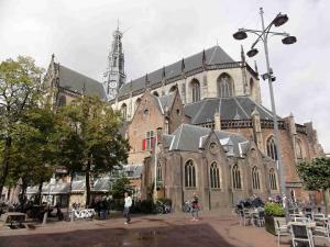 Kostel Sint Bavokerk od jihovýchodu, "přilepeny" jsou na něj obchůdky, Haarlem