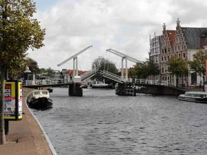 Zvedací most Gravestenenbrug se zrovna zvedal, Haarlem